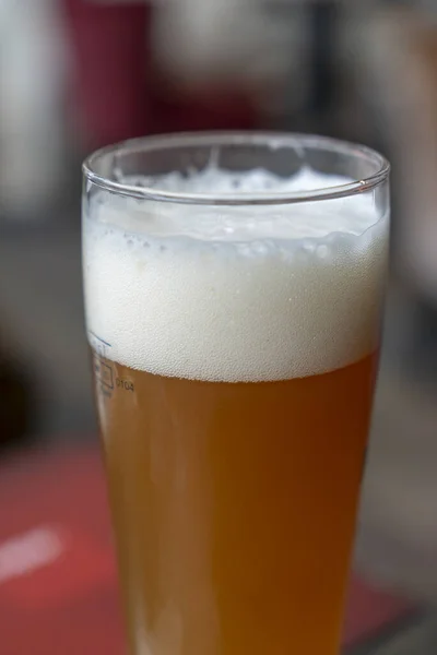 パブでのビールのグラスの垂直ショット — ストック写真