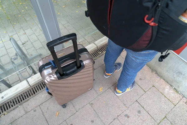 Eine Aufnahme Aus Der Vogelperspektive Einer Person Die Gepäck Trägt — Stockfoto