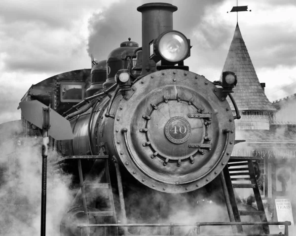 2017年9月1日 古い機関車のグレースケールショットと蒸気が出てくる — ストック写真