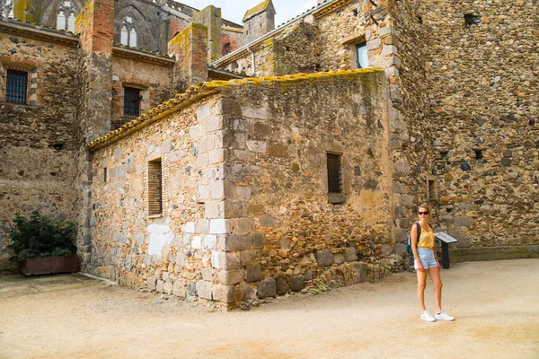 Mladý Kavkazský Turista Batohem Španělském Městě Budovami Středověkou Architekturou — Stock fotografie