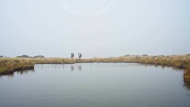 Landscape River Blue Sky Backpackers Walking Lake — Wideo stockowe