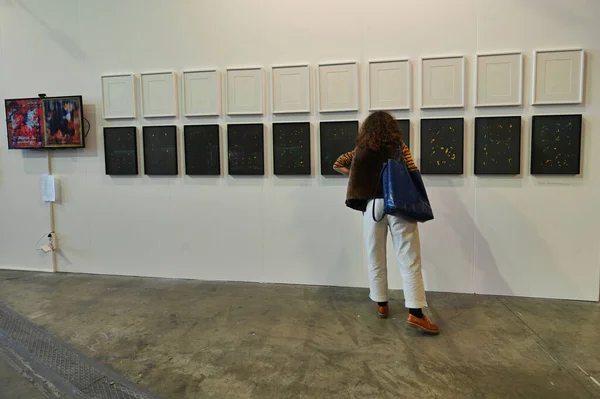 Turín Italia Nov 2021 Una Retrospectiva Una Mujer Mirando Una —  Fotos de Stock