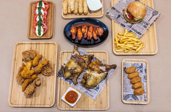 Ein Blick Von Oben Auf Gegrilltes Hühnchen Hähnchenbrust Wurstsemmeln Einen — Stockfoto