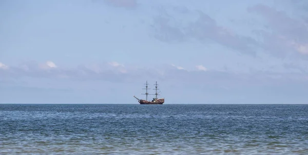 Grande Navio Pirata Contra Céu Azul Nublado Navegando Mar Com — Fotografia de Stock