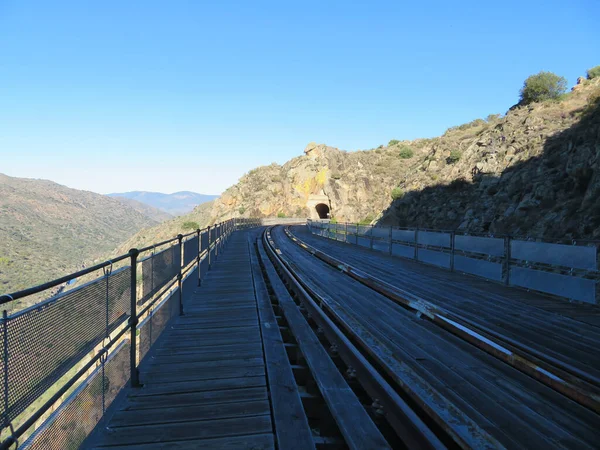 山中的铁路和隧道景观 — 图库照片