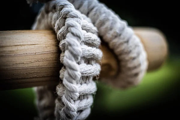 木製の棒の周りの太いロープの詳細のクローズアップショット — ストック写真