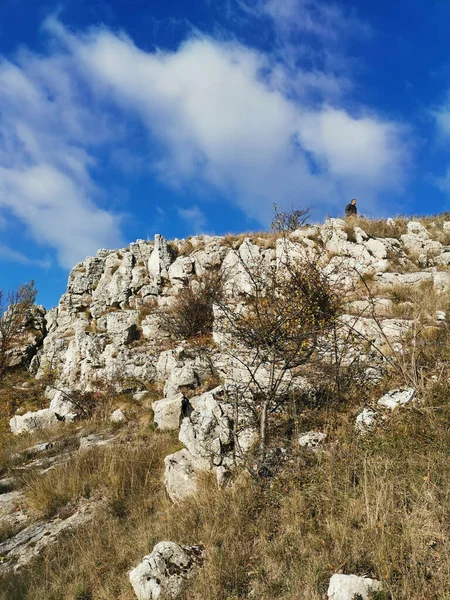 Tiro Vertical Uma Colina Rochosa Sob Céu Azul — Fotografia de Stock