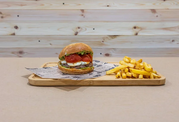 Ein Köstlicher Cheeseburger Mit Pommes Auf Einem Holztablett — Stockfoto