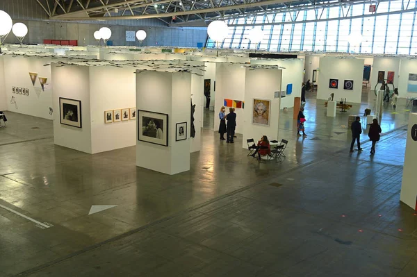 Turin イタリア 2021年11月5日 現代アートフェア Artissima 中にホール内のコレクターやアーティストの高角度ショット — ストック写真
