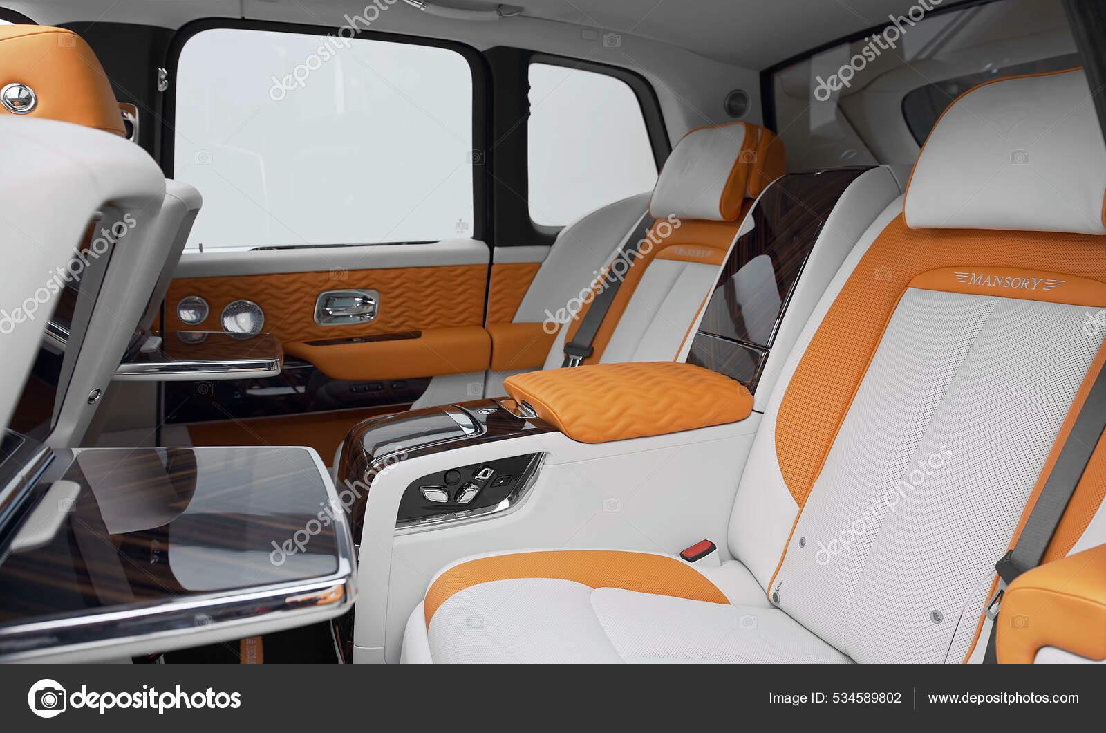 Phiên bản đặc biệt RollsRoyce Cullinan Black and Bright lấy cảm hứng từ  đêm Moscow