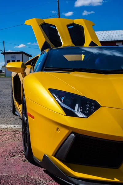 Een Verticaal Close Shot Van Een Luxueuze Gele Sportwagen — Stockfoto