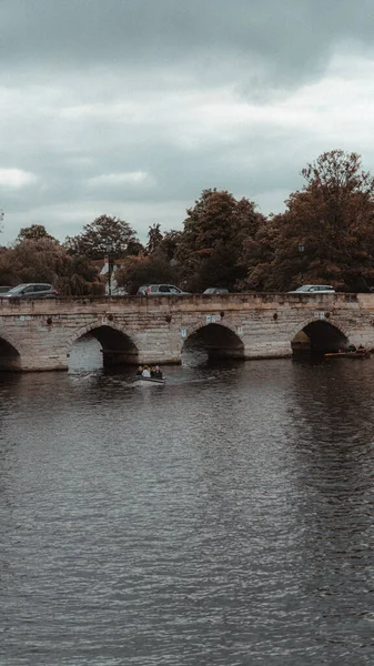 Vertical Shot Clopton Bridge River Cloudy Sky Stratford Avon England — Stock Photo, Image