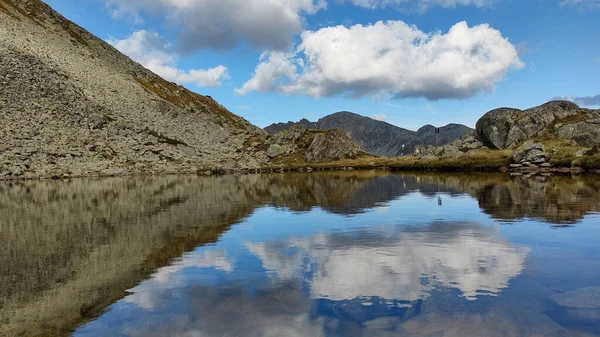 Danau Dengan Refleksi Dalamnya Dengan Bukit Dan Langit Biru Latar — Stok Foto