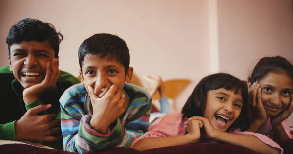 Shallow Focus Four Siblings Enjoying Funny Show Television — Zdjęcie stockowe