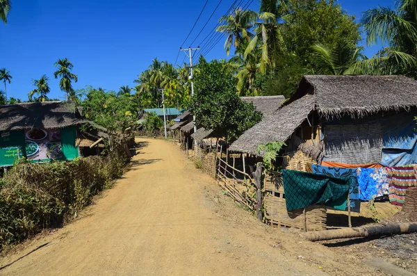 在缅甸格瓦 双方小径和茅屋的日光照 — 图库照片