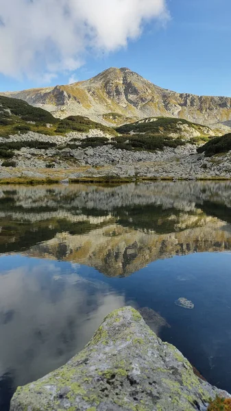 Lac Avec Reflet Elle Avec Colline Ciel Bleu Arrière Plan — Photo