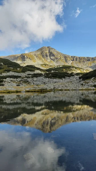 Der See Mit Seiner Spiegelung Dem Hügel Und Dem Blauen — Stockfoto