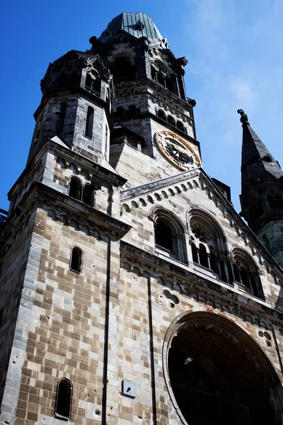 Вертикальный Низкоугольный Снимок Мемориальной Церкви Кайзера Вильгельма Фоне Неба Берлине — стоковое фото