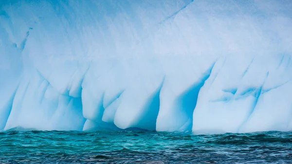 Nahaufnahme Eines Eisbergs Ozean Bei Tageslicht Der Antarktis — Stockfoto