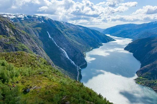 Paisaje Cascada Langfoss Montañas Akrafjorden Noruega —  Fotos de Stock