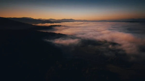 Eine Von Wolken Bedeckte Hügellandschaft Bei Einem Wunderschönen Sonnenaufgang Morgen — Stockfoto