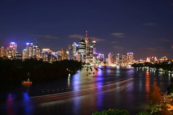 Gyönyörű Kilátás Nyílik Modern Város Felhőkarcolók Éjjel — Stock Fotó