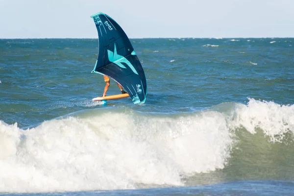 Cumbuco Brasil Julio 2021 Hombre Haciendo Windsurf Playa Día Soleado —  Fotos de Stock