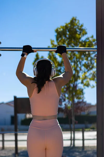 Young Caucasian Female Doing Pull Calisthenics Exercise Bars Outdoors — Stockfoto