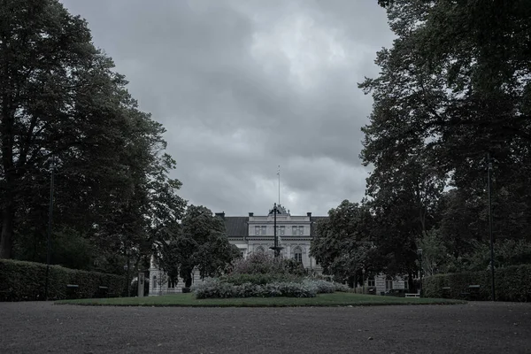 Серый Снимок Мистического Парка Швеции Красивым Домом — стоковое фото