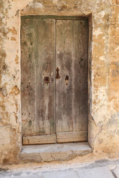 Mdin Malta Července 2021 Staré Obyčejné Dřevěné Dveře Starožitnou Klíčovou — Stock fotografie