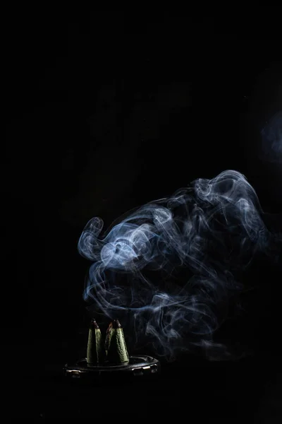 Curvas Fumaça Fundo Preto Escuro — Fotografia de Stock