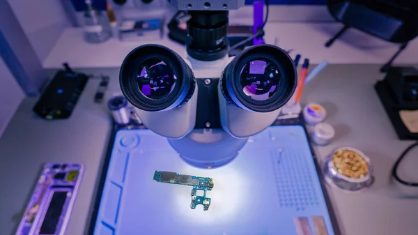 在实验室明亮的灯光下 用显微镜检查的计算机芯片的高角照片 — 图库照片