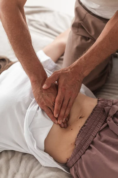 Tiro Vertical Terapeuta Massagem Russo Massageando Estômago Pacientes — Fotografia de Stock