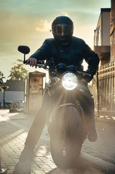 Eine Vertikale Aufnahme Eines Coolen Motorradfahrers Auf Seinem Fahrrad Mit — Stockfoto