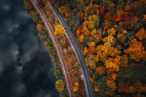 Aerial Shot Road Forest Covered Yellowing Trees Surrounded Lake — Stock Photo, Image