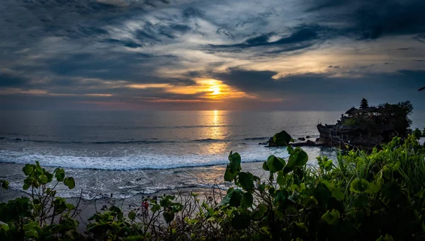 Cloudy Sky Tana Lot Temple Sea Bali Indonesia Sunset — Fotografia de Stock