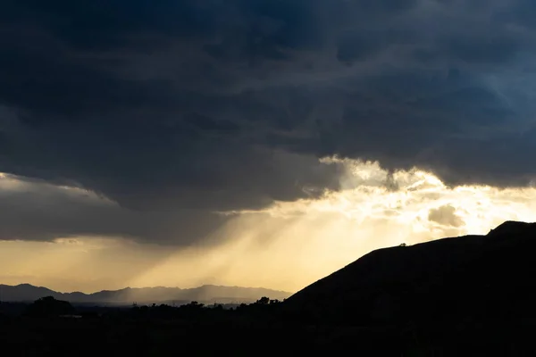 Vista Los Rayos Del Sol Penetrando Través Las Nubes — Foto de Stock