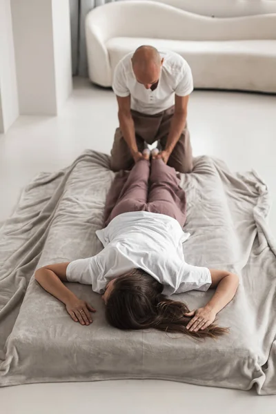 Een Verticaal Shot Van Een Russische Massage Therapeut Met Een — Stockfoto