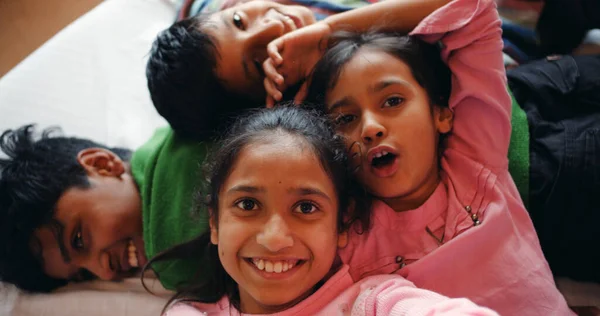 Overhead Shot Four Siblings Lying Bed Lazy Day — Stock Photo, Image