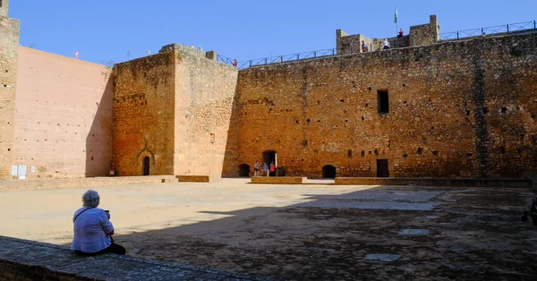 Φωτογραφία Ενός Τουρίστα Στο Αρχαίο Κάστρο Guzmanes Στην Huelva Ανδαλουσία — Φωτογραφία Αρχείου