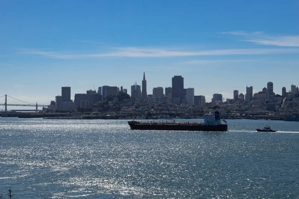 Een Vrachtschip Het Water Met Wolkenkrabbers Van San Francisco Achtergrond — Stockfoto