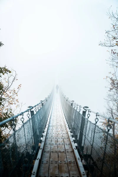 Μια Κάθετη Λήψη Μιας Στενής Πεζογέφυρας Που Αιχμαλωτίστηκε Μια Ομιχλώδη — Φωτογραφία Αρχείου