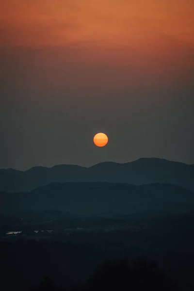 夕方の日没時に丘の上の美しい太陽の垂直ショット — ストック写真