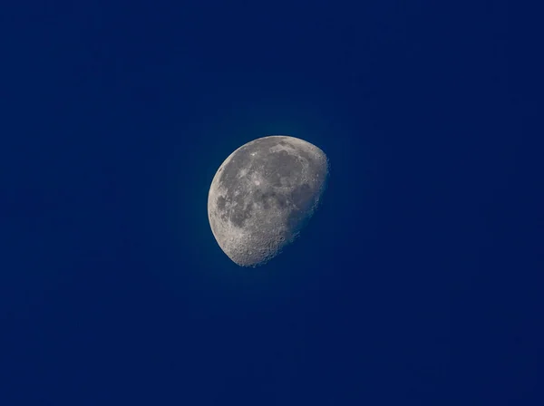 Frumoasă Lună Gri Texturată Cer Albastru Noapte — Fotografie, imagine de stoc