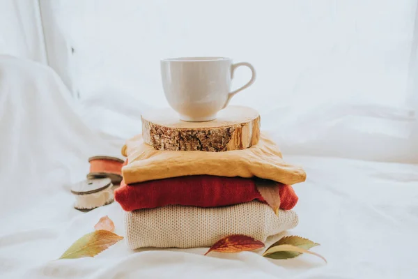 Eine Nahaufnahme Einer Weißen Tasse Auf Dem Stapel Aus Dem — Stockfoto