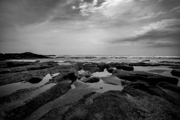 Tiro Tons Cinza Céu Nublado Sobre Mar Capturado Costa Bali — Fotografia de Stock