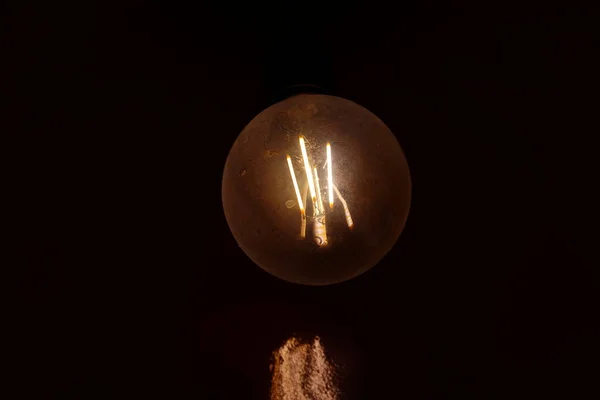 Eine Nahaufnahme Einer Glühbirne Die Dunkeln Leuchtet — Stockfoto