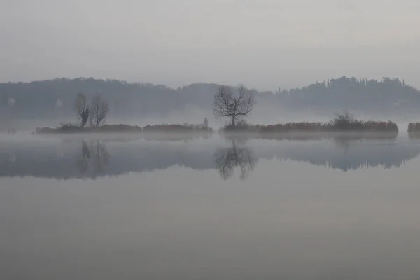 Reflet Des Montagnes Sur Lac Lors Une Journée Brumeuse Nuageuse — Photo