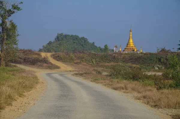 Denní Záběr Cestu Přírodě Zlatý Chrám Pozadí Mrauk Myanmar — Stock fotografie