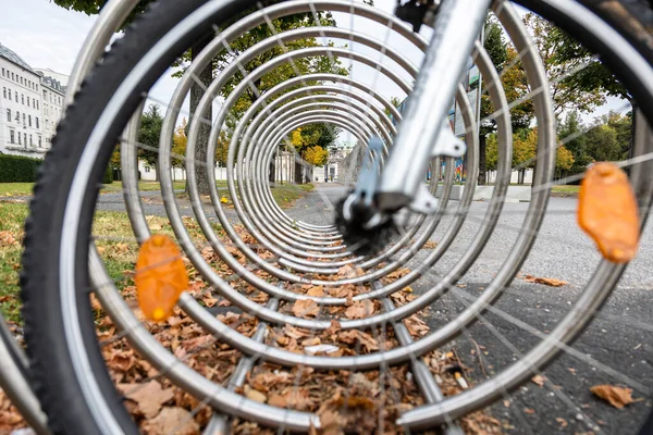 以建筑物为背景的街道上的一个自行车停车场 — 图库照片